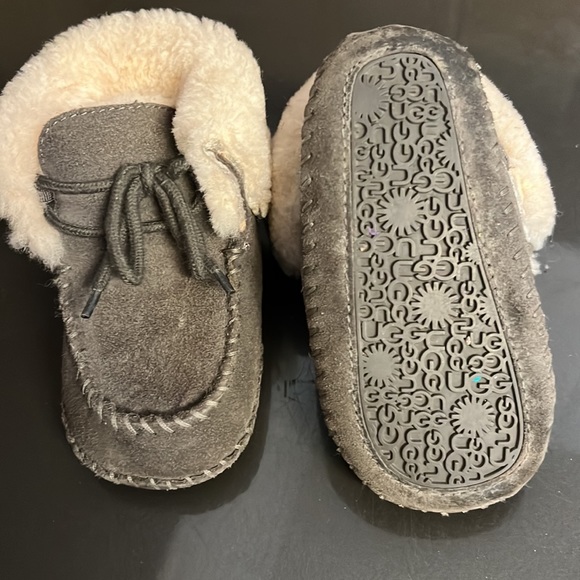 Child Ugg shoes - Picture 2 of 3